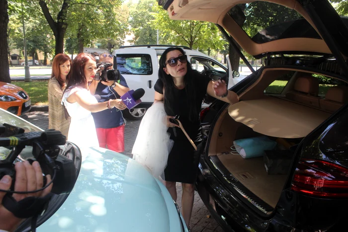 Brigitte a ajuns la salon pentru a se pregăti de nuntă