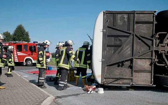 Autocar cu romance la bord rasturnat pe o sosea din Germania FOTO noz.de