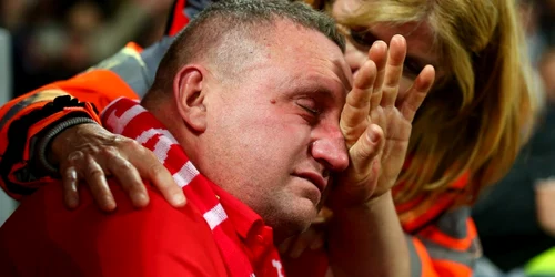 Un fan al lui Liverpool plânge de bucurie la finalul semifinalei Ligii Campionilor UEFA Champions League între Liverpool şi Barcelona la Anfield în Liverpool Marea Britanie FOTO Guliver Gettyimages Robbie Jay Barratt