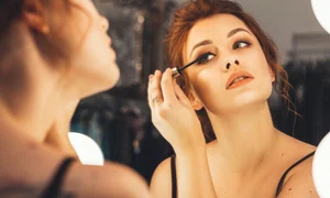 Femeie care se machiază - cosmetice - rimel FOTO Shutterstock