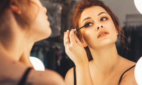 Femeie care se machiază - cosmetice - rimel FOTO Shutterstock