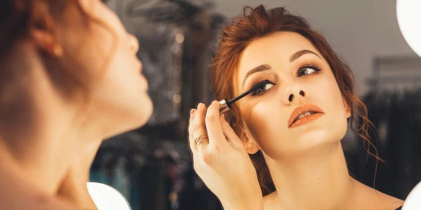 Femeie care se machiază - cosmetice - rimel FOTO Shutterstock