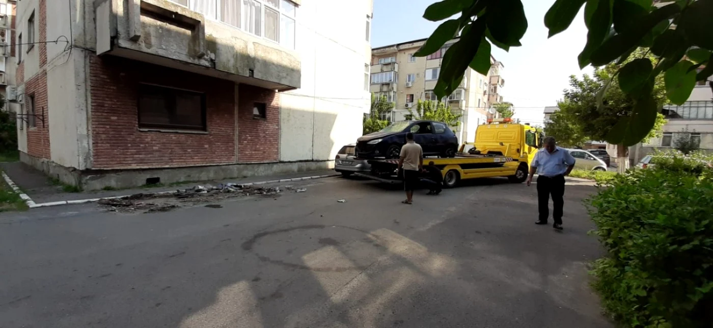 Maşinile abandonate pe domeniul public sunt ridicate de autorităţi FOTO Facebook/PMC