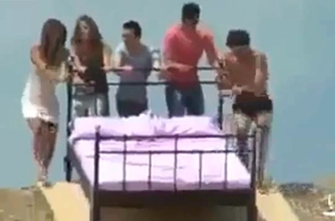 Sar cu patul peste opt camioane