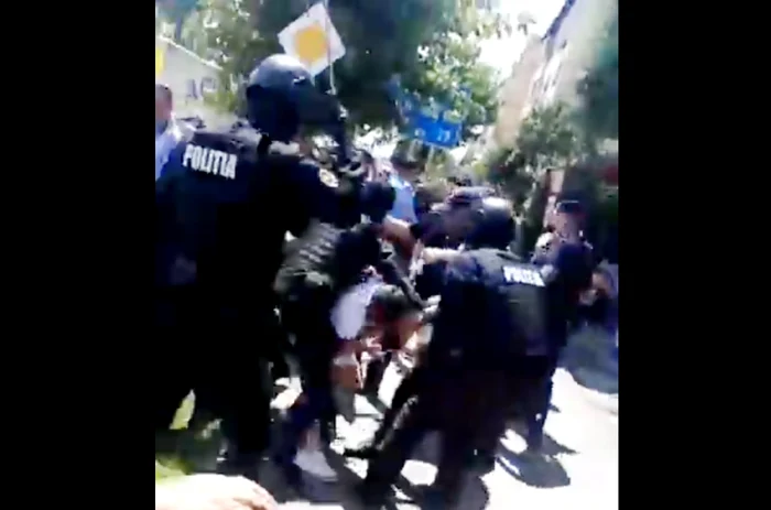 În ziua înmormântării, rudele au sărit la bătaie cu forțele de ordine. FOTO captură video Facebook