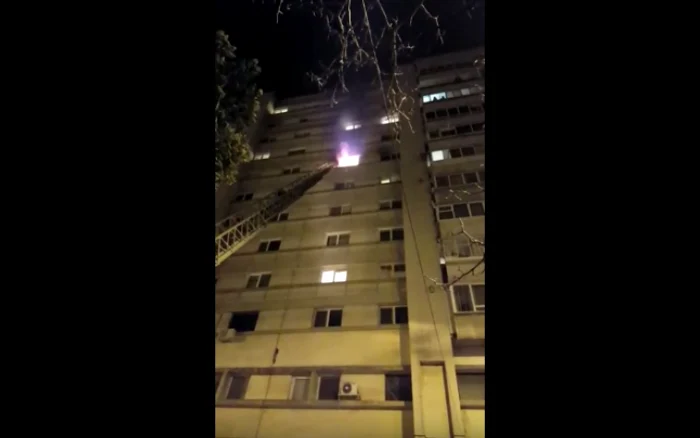 Incendiu la un bloc din Piteşti FOTO captură Youtube