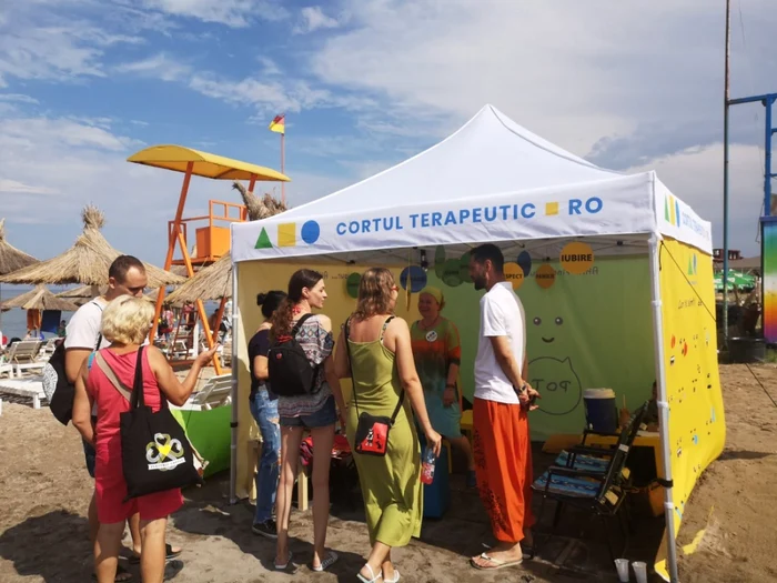 Cort terapeutic instalat pe plaja din Vama Veche FOTO Alexandru Buşilă
