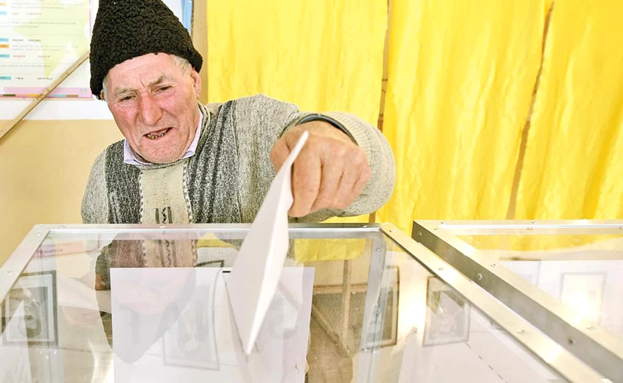 
     Românii sunt aşteptaţi la vot duminică  pentru a alege europarlamentarii, dar şi  pentru referendumul iniţiat de Iohannis  