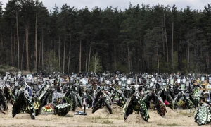 Razboi Ucraina Rusia distrugeri morti raniti refugiati 1-2 mai 2022 cimitir Irpin FOTO EPA-EFE