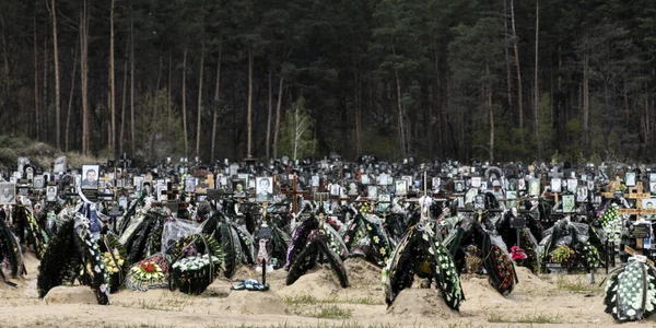 Razboi Ucraina Rusia distrugeri morti raniti refugiati 1-2 mai 2022 cimitir Irpin FOTO EPA-EFE