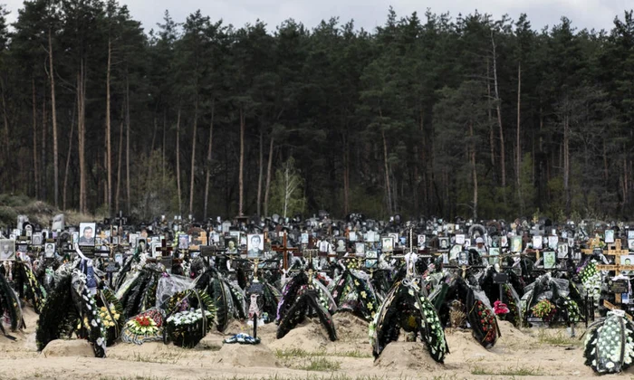 Razboi Ucraina Rusia distrugeri morti raniti refugiati 1-2 mai 2022 cimitir Irpin FOTO EPA-EFE