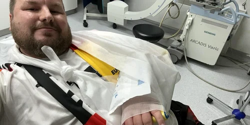 I a rupt mana unui suporter la incalzire A cantat imnul national de pe patul de spital jpg