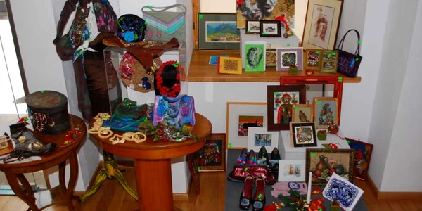 Aici puteţi găsi icoane, tablouri, bijuterii, decoraţiuni sau borcane cu dulceţuri