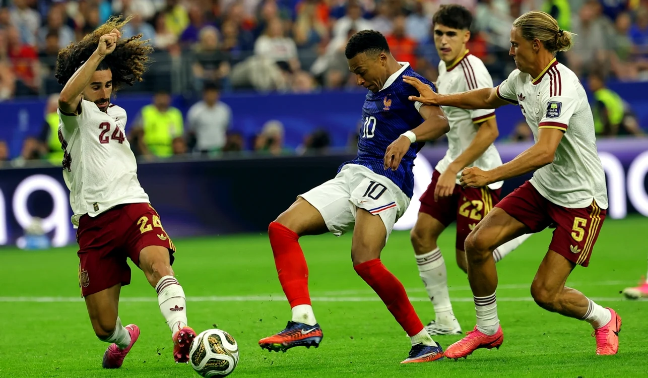 Kylian Mbappé (albastru) nu a reușit să pună probleme Spaniei (FOTO: EPA)