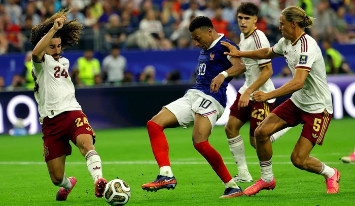 Kylian Mbappé (albastru) nu a reușit să pună probleme Spaniei (FOTO: EPA)