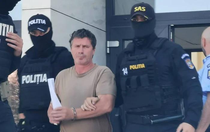 VIDEO Un mercenar al lui Horațiu Potra, supranumit Rambo de Bârgău, reținut după ce a tras cu arma în casa unei femei. La fața locului se aflau și copiii agresorului