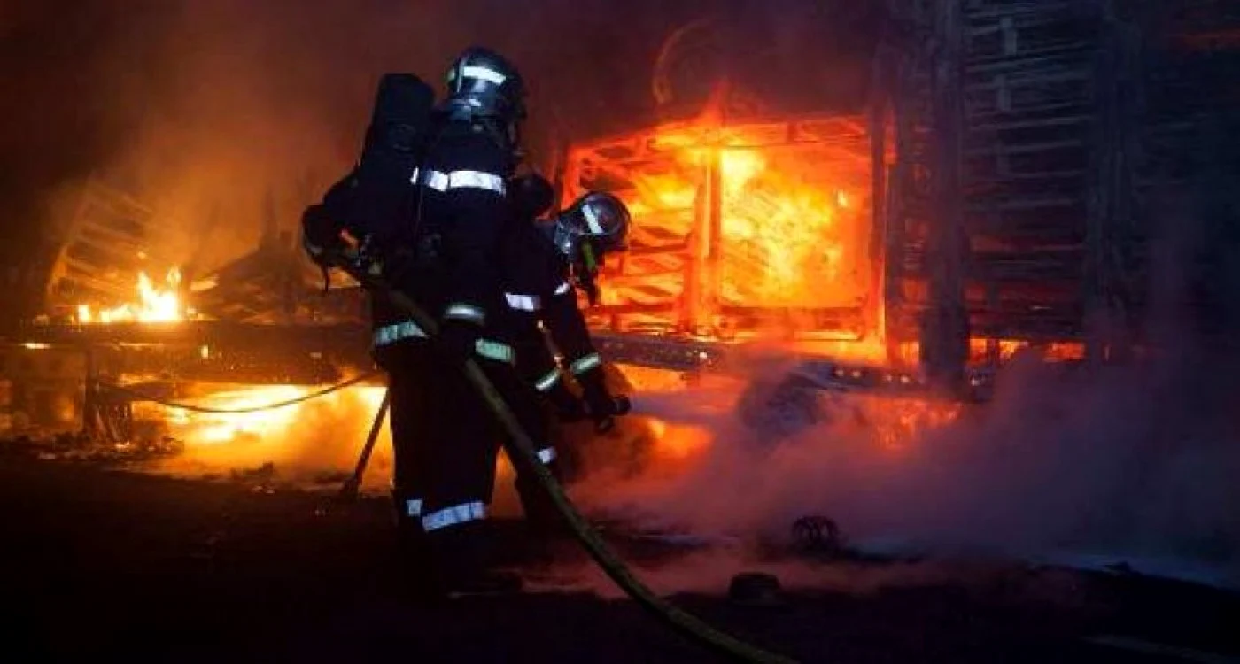 În jur de 50 de pompieri s-au chinuit să stingă incendiul cauzat de impact FOTO:leparisien.fr