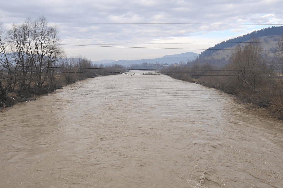 Descoperire macabră pe malul râului Vișeu. Cazul ciudat al craniului uman găsit de un localnic