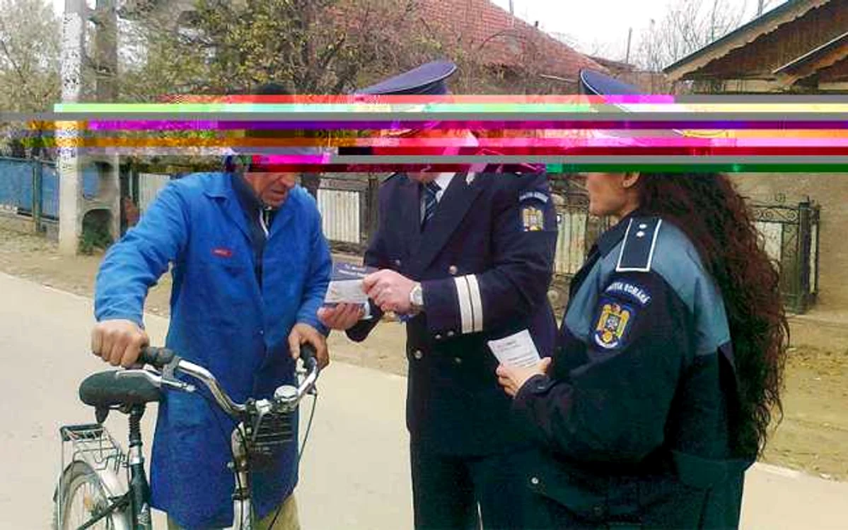 Asta după ce poliţiştii au împărţit mii de fluturaşi cu informaţii privind respectarea legii electorale. FOTO: Nicoleta Butnaru