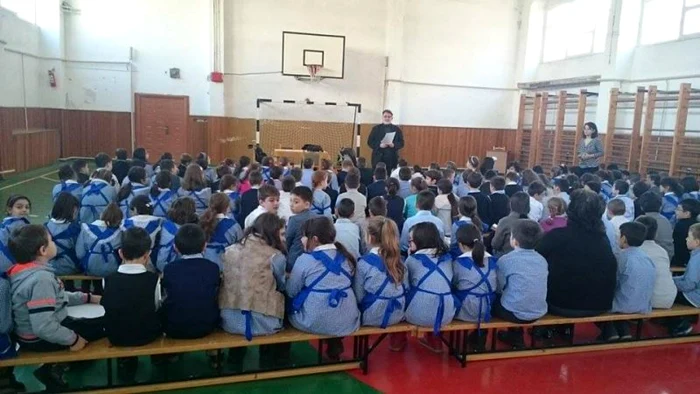 Întâlnirea scriitorilor Florin Bican, Laura Grünberg, Horia Corcheş Adina Popescu şi Matei Sâmihăian cu elevii în cazdrul proiectului „Caravana poveştilor” FOTO Arhivă Adina Popescu