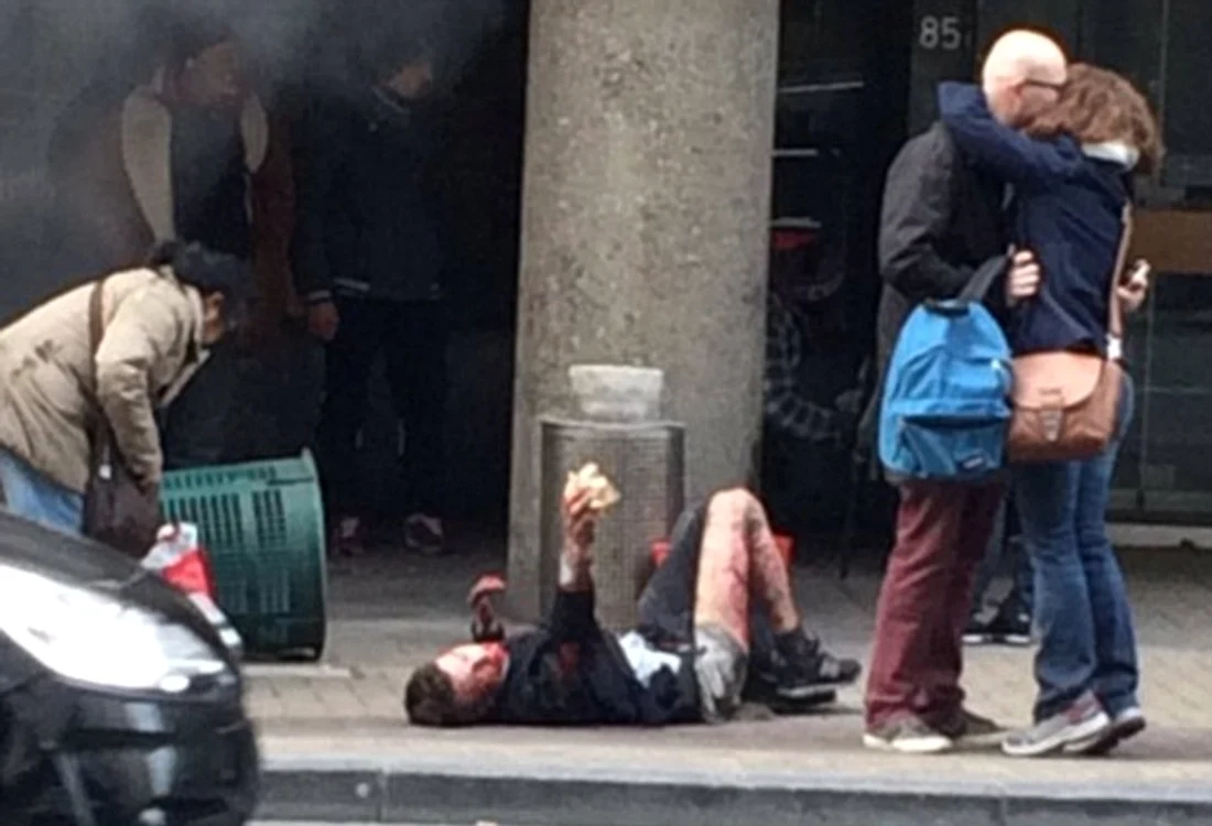 
    În imagine, se vede cum cei doi se iau în braţe şi nu par a observa bărbatul rănit de lângă eiFoto: Twitter  