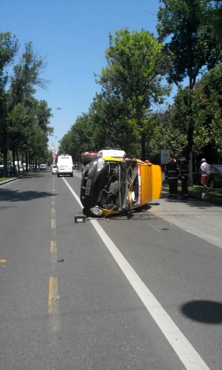 Taximetrul de la Compania AS s-a răsturnat pe mijlocul drumul (fotografii:ISU București-Ilfov)