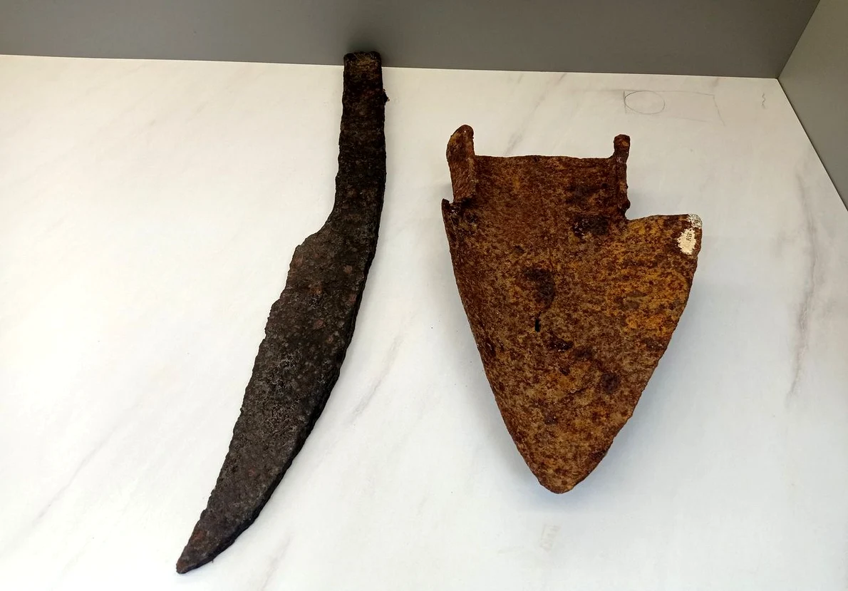 Depozitul de unelte agricole descoperit așezarea urbană din perioada Hoardei de Aur de la Orheiul Vechi (© Facebook / Agenția Națională Arheologică)