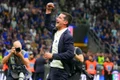 Cristi Chivu bucurie cu fanii jpg