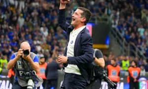 Cristi Chivu bucurie cu fanii jpg