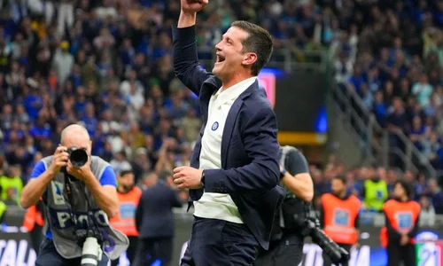 Cristi Chivu bucurie cu fanii jpg