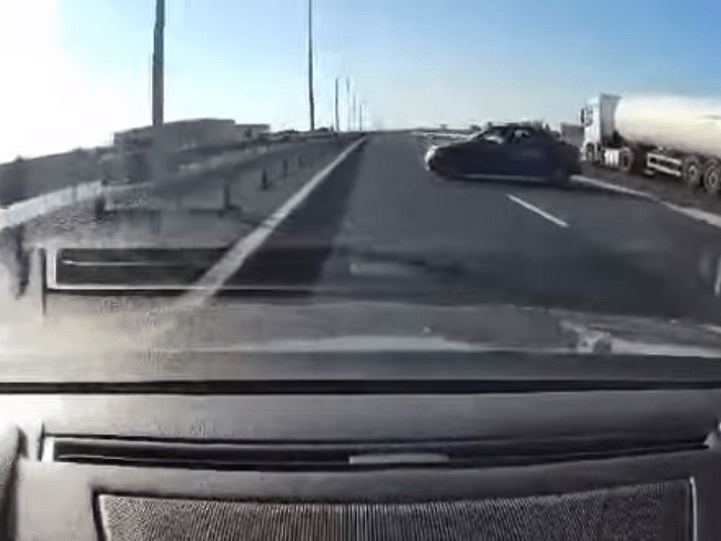 Imaginea inconștienței: un șofer întoarce mașina pe Autostrada A1 București - Pitești și lovește un alt autovehicul. Ce amendă a primit