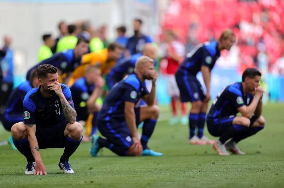 Fotbaliștii finlandezi s-au rugat pentru sănătatea lui EriksenFOTO: EPA