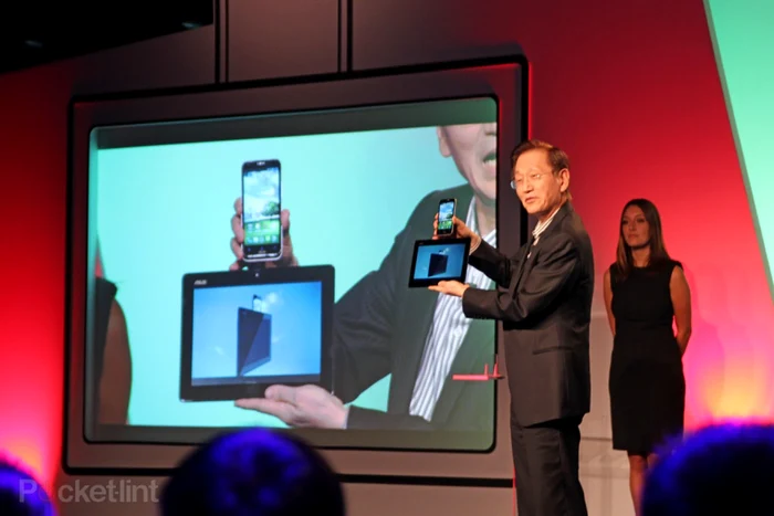 Asus Padfone 2 este un hibrid între un smartphone şi o tabletă. FOTO Pocket Lint