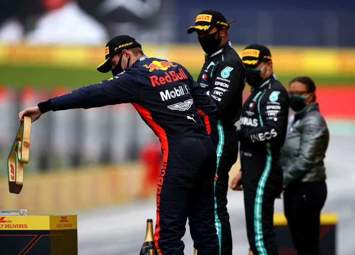 Max Verstappen își ia trofeul adus de roboțelFoto: Guliver / GettyImages