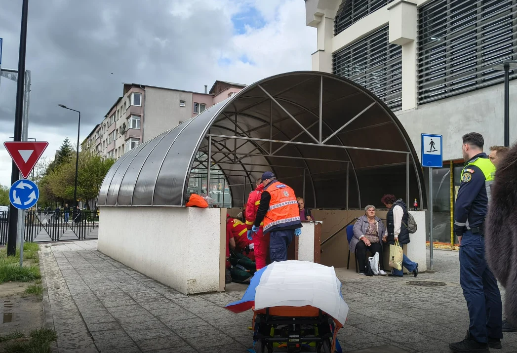 Bărbatul de 73 de ani care a căzut pe scările rulante din Bistrița a murit la spital
