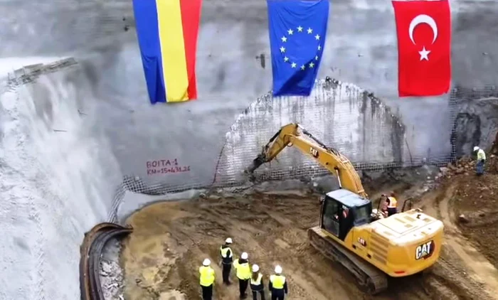 Se sapă un nou tunel pe Autostrada Sibiu-Pitești FOTO: Captură video