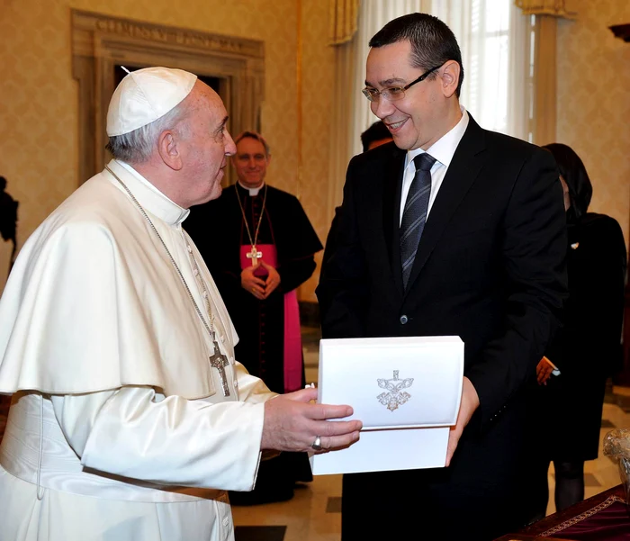 
    Victor Ponta si Papa Francis (foto: Facebook)  