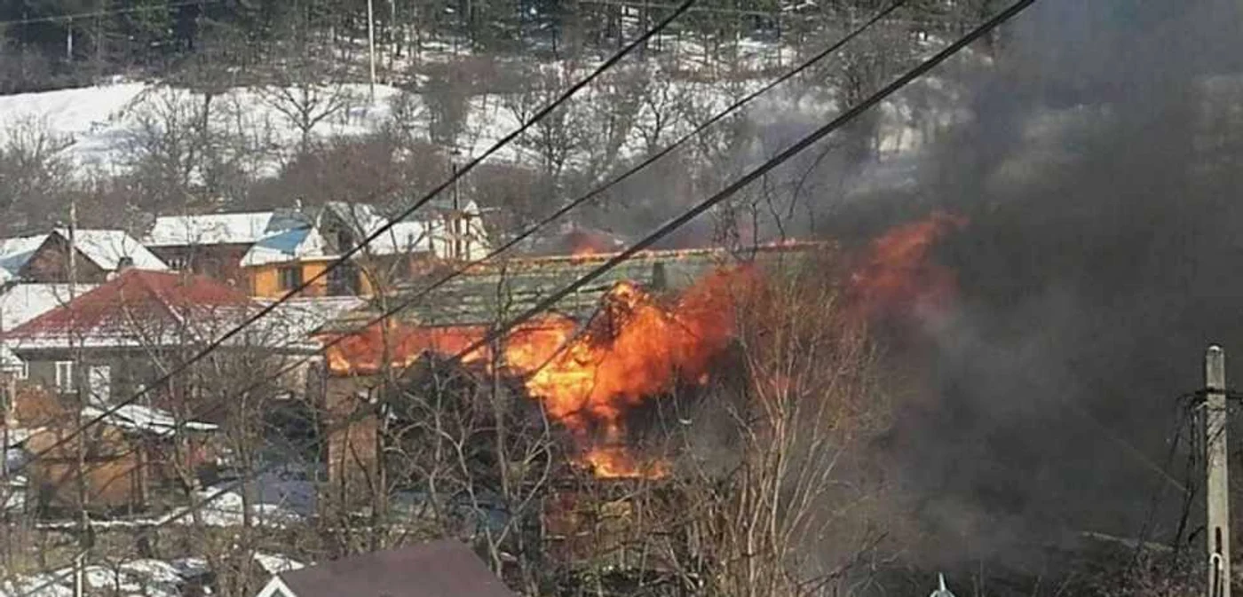 Pompierii intervin la locul incendiului  FOTO: Gazeta de Tulnici
