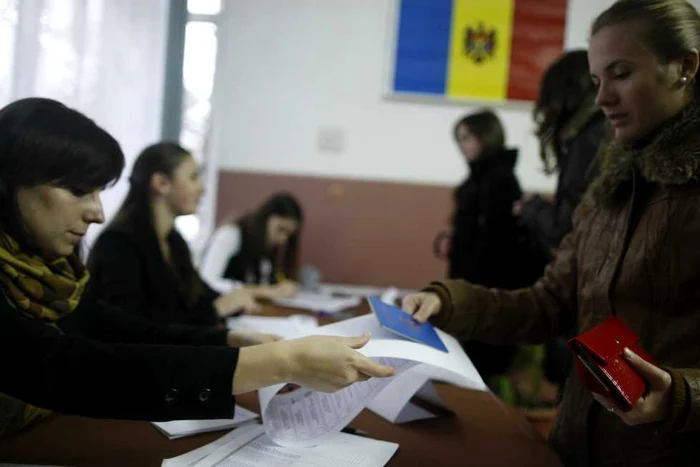Moldovenii din Timişoara votează la Liceul "Ion Vidu"