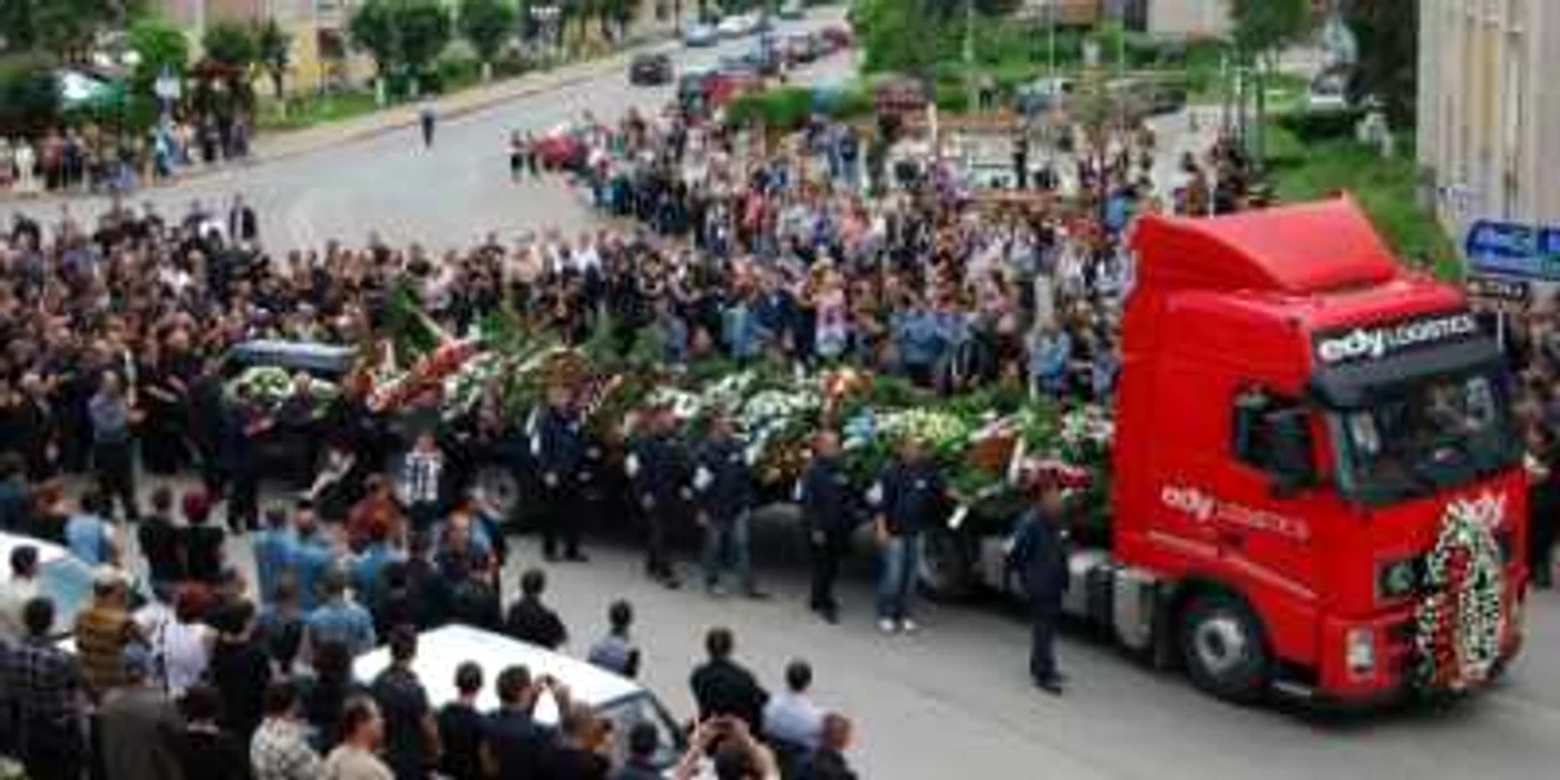 Sute de localnici s-au adunat în piața Europa din municipiul Brad