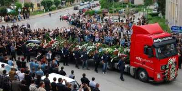 Sute de localnici s-au adunat în piața Europa din municipiul Brad