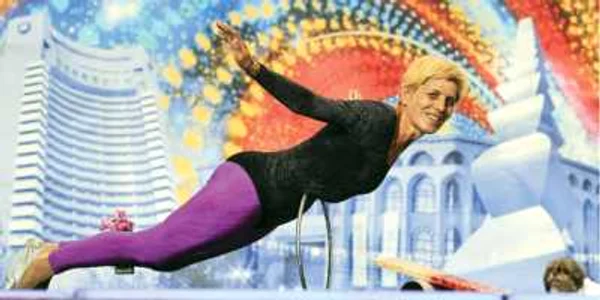 Angela (54 de ani) a prezentat un număr complex de contorsionism şi echilibristică, asistată de căţeluşa ei
