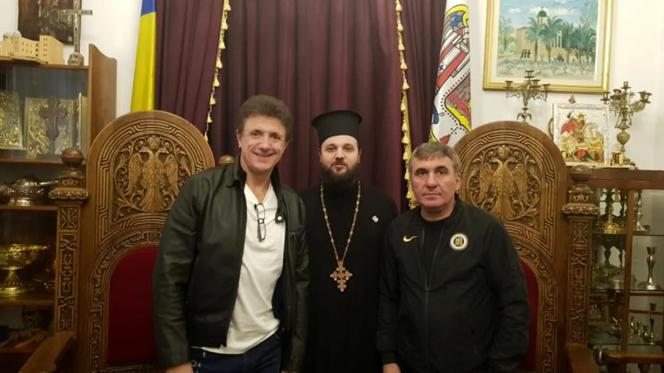Gica Hagi si Gica Popescu, alaturi de preotul din biserica din Ierusalim