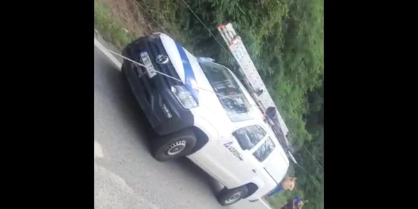 Stâlpi de electricitate căzuţi din cauza unui tren pe şapte oameni care lucrau la remedierea unui accident rutier, pe Valea Oltului