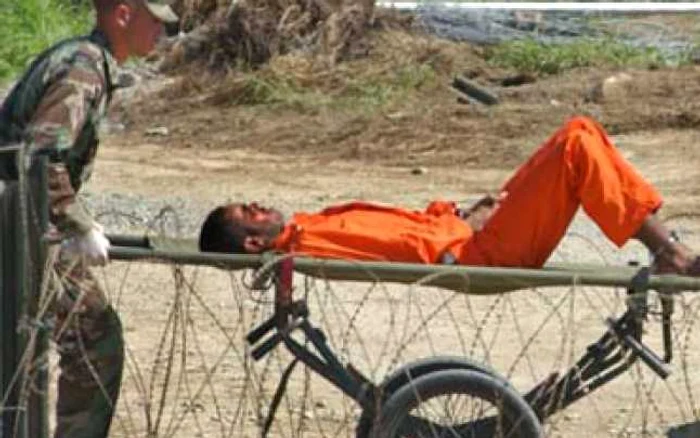 VIDEO Deţinuţii din Guantanamo Bay sunt eliberaţi şi trimişi în ţările europene