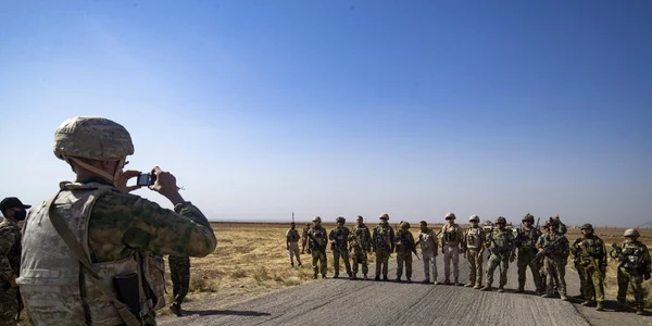  Soldații unui convoi militar rusesc și omologii lor americani s-au salutat în timp ce rutele lor de patrulare s-au intersectat pe un câmp petrolier din Siria FOTO AFP