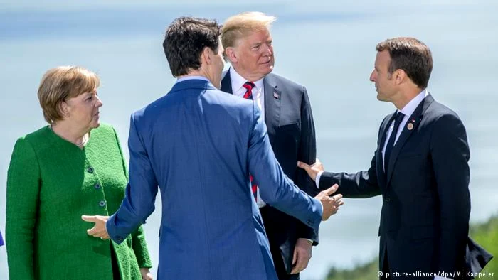 Lideri în derivă: Angela Merkel, Donald Trump şi Emmanuel Macron, în dreapta. Cu spatele: premierul canadian Justin Trudeau