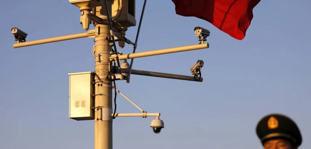 Revoluție în supraveghere. Camerele cu AI din China pot identifica și analiza oamenii în timp real după descrieri text