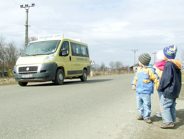 Copiii din Sutești vor merge pe jos la școală, microbuzele școlii având, acum, altă destinație