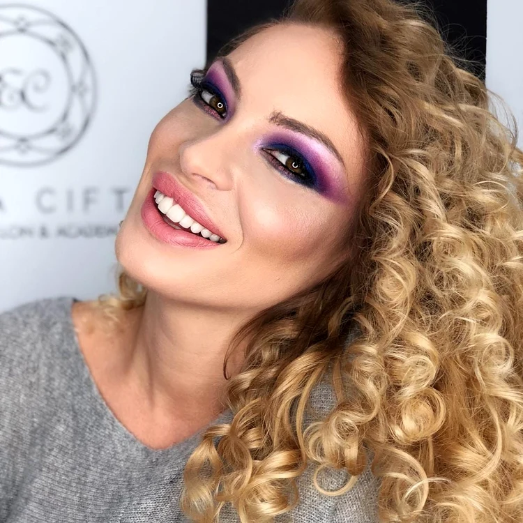 Valentinei îi stă foarte bine cu părul creț